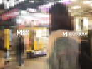 国产AV佳作麻豆导演系列-街头搭讪在读女大学生 名为拍摄写真实则纵情啪啪