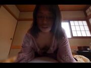 和服嫩妹剃光逼毛主动性爱女上位被中出后舔干净精液