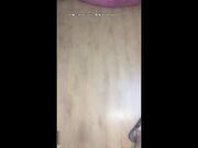 喝着优酸乳穿着开档蕾丝大鸡巴打大奶按在床上就是干没憋住内射里面