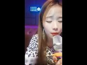 在ktv里面忍不住直接堵住门口开操了