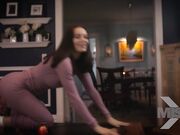 对着骚货姐姐产生性欲，看毛片姐姐受不了勾搭弟弟吞吐揉捏鸡巴