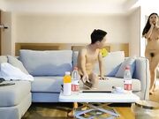 沙发啪啪还是人妻最懂男人，做爱投入配合一脸陶醉表情