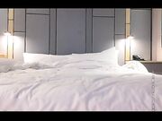 满脸痘痘的小伙花1000块找的大奶嫩妹