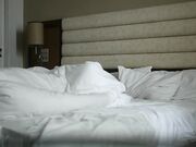 广东某科技大学情侣开房激情造爱美女呻吟声太诱惑了不停说好舒服干的啪啪响