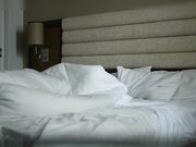 胳膊受伤了小哥酒店约操极品身材的女友露脸