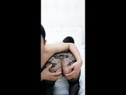 鸡巴上面倒上酸奶给女朋友舔