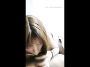 短发可爱妹子舔了会棒棒糖没有意思开始舔男人的肉棒