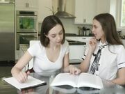 清纯学生妹子发情逼痒了去卫生间自慰被发现，乖巧口交被大力抽插被操得好开心