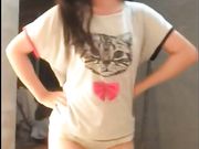 年轻妹子在简易房里搔首弄姿慢慢脱光衣服诱惑 还说“欧巴 想要吗”身材真好 屁股大逼毛性感奶子大小正合适