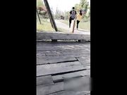 公园晨跑路边搭讪漂亮妹子 在树荫下野战不时有人路过非常刺激