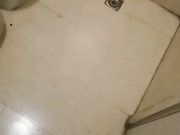 两个老铁约炮样子看上去很嫩的90后妹子去宾馆玩3P直播小伙鸡巴太大很难才插入