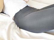 撕开她的连裤袜在她妹妹的房间里打炮