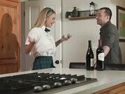 大奶姐姐姐装扮成个学生妹引诱弟弟来操她