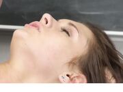 顽皮的女学生普雷斯利道森因作弊被打屁股