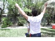 夏洛特和肯纳詹姆斯与继父一起享受户外乐趣