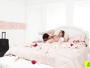 漂亮的白丝女孩在情人节享受浪漫的性爱