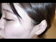 小奶子可爱妹无套抽插内射后拔出鸡巴上面带着她的淫水让她直接舔