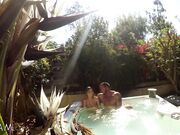 继姐妹雪梨·科尔和继兄弟在按摩浴缸里做爱